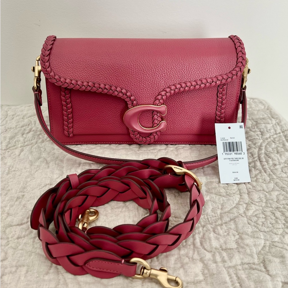 Chic Rouge Leather Crossbody Bag with Adjustable Strap and Sleek Design
